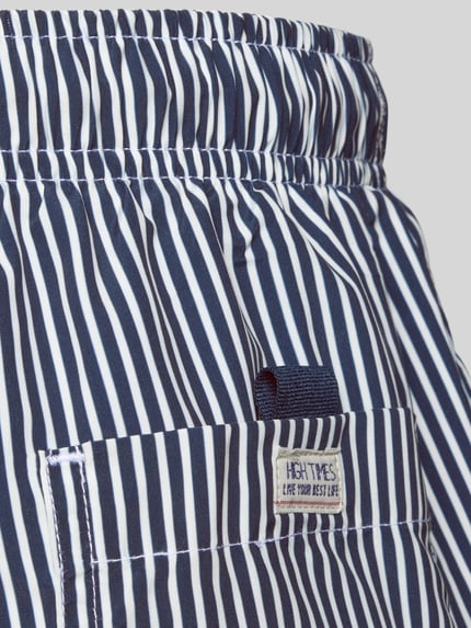 Produktfoto, Badehose mit Gesäßtasche und Label-Patch von MCNEAL in Blau-Weiß mit Streifen, elastischer Bund, Tasche und Label-Patch, Detailaufnahme