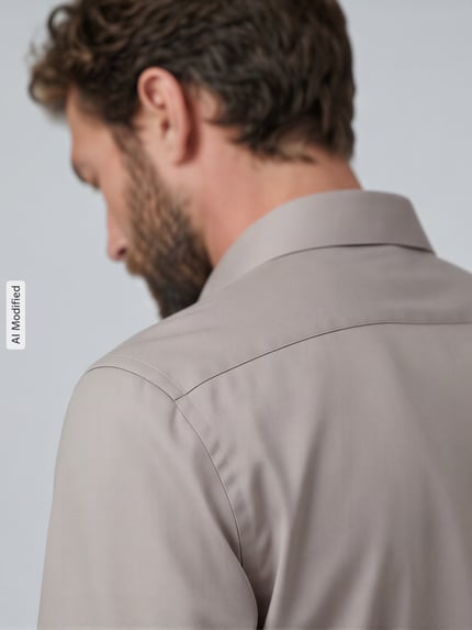 Männermodel trägt Slimf Fit Businesshemd aus reiner Baumwolle Modell 'New Kent' von Seidensticker in hellem Beige, glatte Textur, Ganzkörperansicht Rückansicht. Herren Businesshemd von Seidensticker.