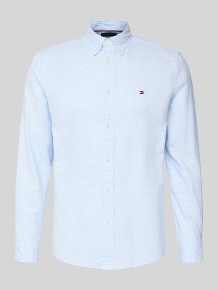 Produktfoto, Slim Fit Freizeithemd aus reiner Baumwolle von Tommy Hilfiger mit Optik:Allover-Muster und Button-Down-Kragen in hellem Blau, Popeline-Textur