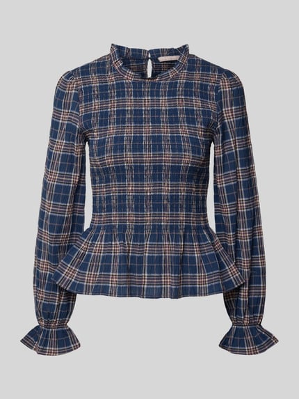 Produktfoto, Bluse mit Smok-Details und Rüschenärmeln von Christian Berg Woman Selection im karierten Baumwoll-Mix mit Stretch-Anteil, taillierter Schnitt, Rundhalsausschnitt mit Rüschen, lange Rüschenärmel, überwiegend blaue und weiße Farbtöne, strukturierte Textur.