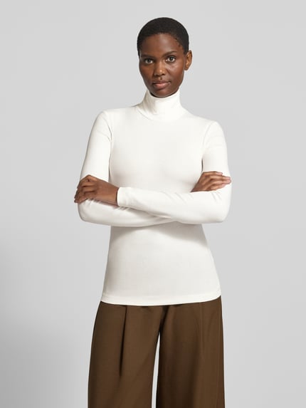 Frauenmodel trägt Langarmshirt mit Rollkragen Slim Fit von MARC O'POLO, unifarben, strukturierte Optik, Ganzkörperansicht von vorne.