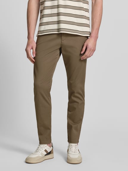 Männermodel trägt Slim Fit Chino aus Baumwoll-Mix Modell 'MILES' von Selected Homme in Unifarben mit seitlichen Taschen, Nahaufnahme Unterkörper.