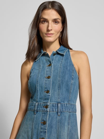 Frauenmodel trägt Jeanskleid mit Knopfleiste Modell 'CALUNA' von Lauren Ralph Lauren aus Baumwoll-Lyocell-Mix, Nahaufnahme Oberkörper.