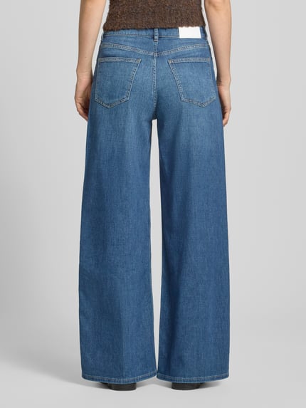 Vrouwenmodel draagt Wide Leg Jeans met steekzakken model 'Mari willow' van OPUS PANTS, katoenmix met stretch, wide leg, ganzijdaanzicht rug.