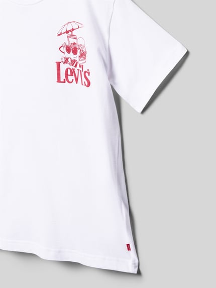 Mädchen trägt Regular Fit T-Shirt aus Baumwoll-Mix Modell 'LVB BURGER MEAL TEE' von Levi’s® Kids, Optik: Unifarben, Nahaufnahme Oberkörper
