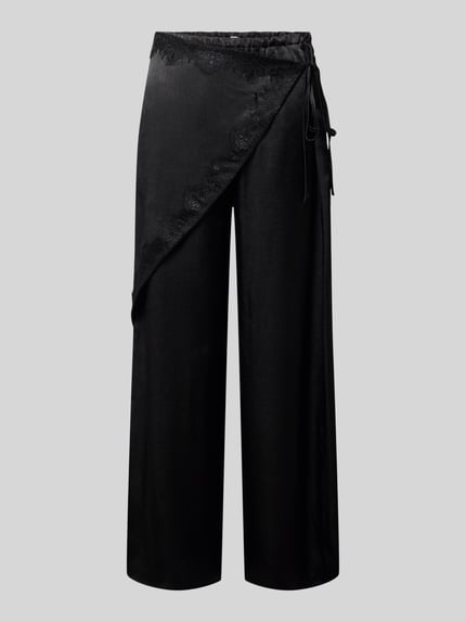 Productfoto, zwarte satijnen stof met glans, regular fit, kanten details, wikkel-look, Hose aus Satin in Wickel-Optik Modell 'ELIN' van Topshop, taillewijdte maat 36: 39 cm, binnenbeenlengte 79 cm.