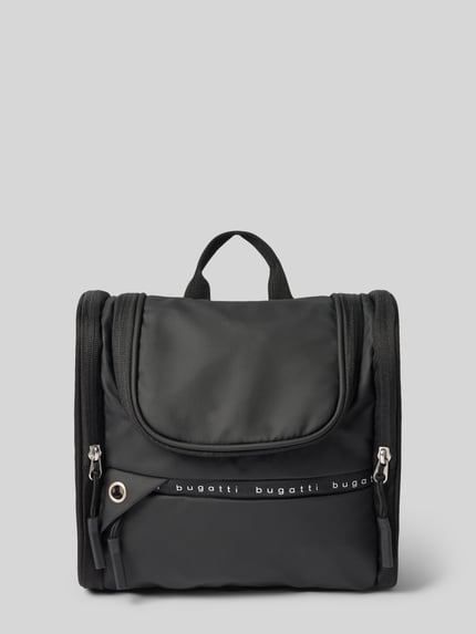 Produktfoto, Kulturtasche mit Label-Details Modell 'Blanc Delight' von bugatti, schwarz mit Reißverschluss und Tragehenkel, strukturierte Textur.