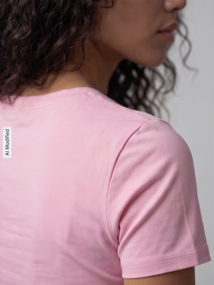 Frauenmodel trägt Slim Fit T-Shirt aus Baumwoll-Mix Modell 'RILEY' von ONLY in Hellrosa, glatte Textur, Nahaufnahme Oberkörper, Damen T-Shirt von ONLY, KI-modifiziertes Bild.