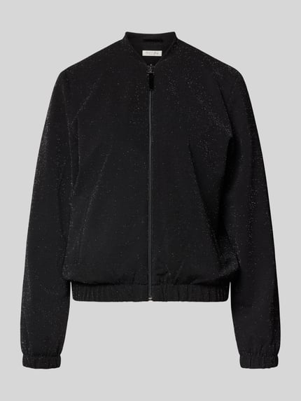 Produktfoto, Schimmernde Jacke mit Reißverschluss und Eingrifftaschen von Christian Berg Woman, czarny materiał, drobny połysk, krój regular fit, stójka, zamek błyskawiczny, kieszenie boczne, długość tyłu w rozmiarze S: 60 cm, szerokość ramion w rozmiarze S: 43 cm, szerokość klatki piersiowej w rozmiarze S: 50 cm, długość rękawa w rozmiarze S: 63 cm, elastyczna tkanina
