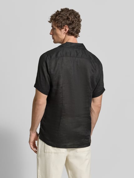 Männermodel trägt Modern Fit vrijetijdsoverhemd uit zuiver linnen, model 'CAMICIA' van MARKUP, kentkraag, knoopsluiting, ruglengte maat M 74 cm, schouderbreedte 43 cm, mouwlengte 26 cm, zwarte stof met lichte textuur, geheel effen, Ganzkörperansicht Rückansicht.