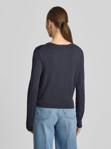 Frauenmodel trägt Regular Fit Cardigan aus Viskose-Mix von Christian Berg Woman in Dunkelblau, Rückenlänge 48 cm, Rückenansicht.