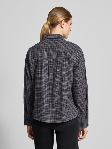 Frauenmodel trägt Bluse mit Kentkragen Modell 'Lennie' von My Essential Wardrobe, reine Baumwolle, Boxy Fit, Rückenansicht.