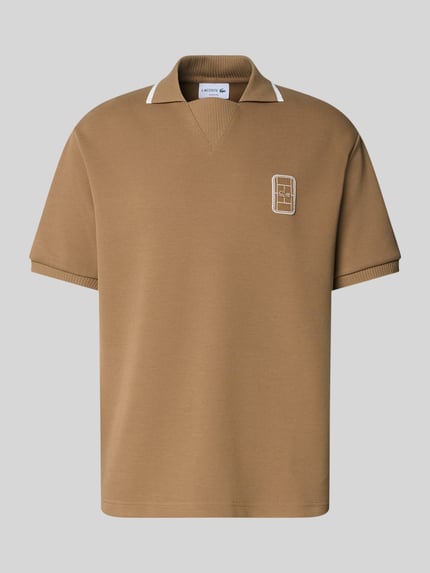 Produktfoto, Loose Fit Poloshirt von Lacoste für Herren in Hellbraun mit kurzen Ärmeln und strukturiertem Stoff auf grauem Hintergrund.