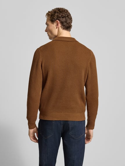 Męski model nosi brązowy Strickpullover mit gerippten Abschlüssen od MCNEAL, bawełna, regular fit, widok całej sylwetki od tyłu.
