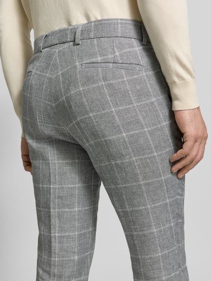 Männermodel trägt Slim Fit Anzug mit 2-Knopf-Sakko Modell 'Paul/Paco' von CG - Club of Gents, grau kariert, Detailaufnahme Rückansicht.