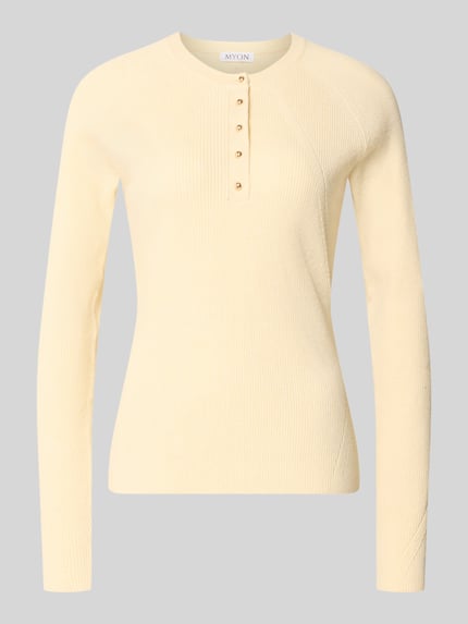 Produktfoto, Slim Fit Longsleeve aus Strick-Optik von MYON in hellem Beige mit Rundhalsausschnitt und Knopfleiste, strukturierte Oberfläche