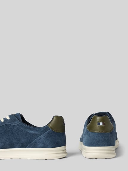 Produktfoto, Sneakersy z powlekanej skóry model 'Powder' od Bugatti w niebieskim kolorze, zaokrąglony kształt, fakturowana podeszwa, wiązanie, detale z logo i metką, wysokość obcasa 3 cm, wysokość cholewki 8 cm, szerokość w rozmiarze 44: 10 cm