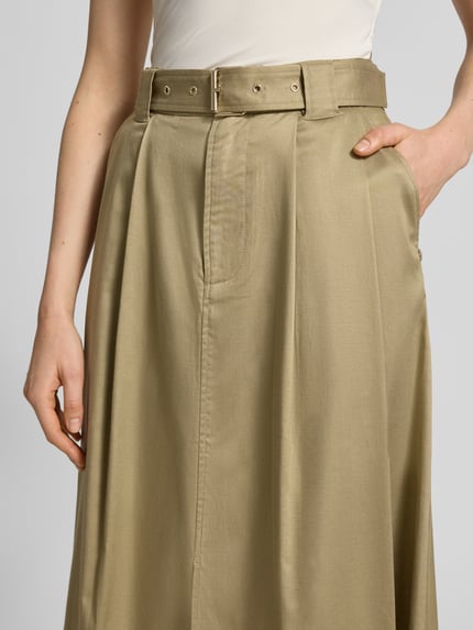 Frauenmodel trägt Faltenrock mit Gürtel Modell 'Koda Billie' von MOS MOSH in Beige, Lyocell-Baumwoll-Mix, A-Linie, Nahaufnahme Oberkörper.