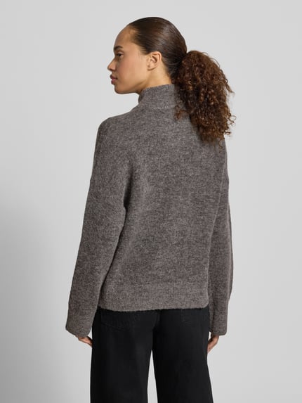 Vrouwenmodel draagt Regular Fit Strickjacke aus Woll-Mix Modell 'SIA' van Selected Femme, dames vest, bruin gemêleerd, volledige rugaanzicht.