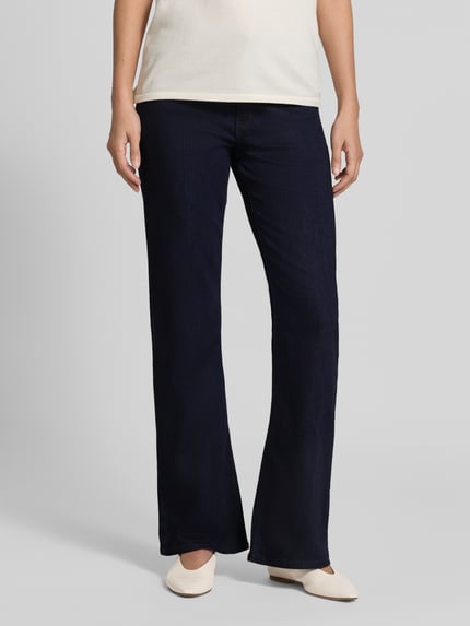 Vrouwenmodel draagt Bootcut Fit jeans uit elastische katoenmix van Christian Berg Woman, donkerblauw, 5-pocketmodel, riemlussen, knoop- en ritssluiting, Bandwijdte bij maat 36/32: 38 cm, Binnenbeenlengte bij maat 36/32: 77 cm, Ganzkörperansicht von voren.