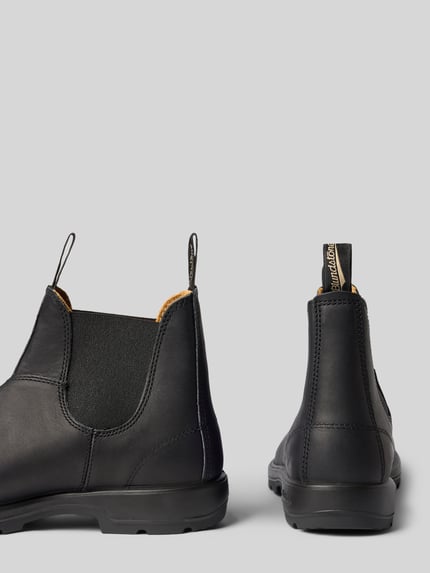 Produktfoto, Chelsea Boots aus echtem Leder von Blundstone, Schwarz, abgerundete Form, elastische Einsätze, Halteschlaufe, Label-Details, profilierte Sohle, Absatzhöhe 3 cm, Schafthöhe 14 cm, Schaftweite 11 cm