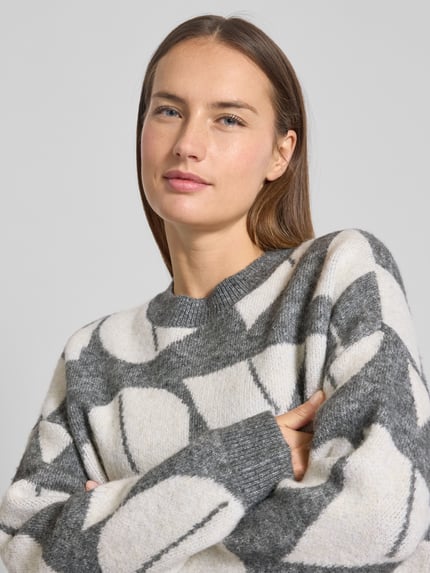 VERO MODA Sweter z dzianiny o kroju regular fit z dodatkiem wełny model ‘LOVE’ Jasnoszary melanż 3