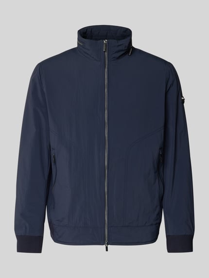 Produktfoto, Regular Fit Jacke mit Stehkragen von bugatti in Dunkelblau mit Zweiwege-Reißverschluss, elastischen Ärmelabschlüssen und Logo-Detail