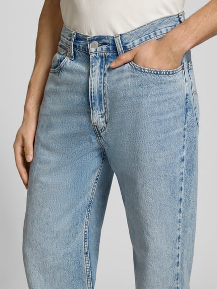 Männermodel trägt Jeans mit 5-Pocket-Design von Levi's®, Reine Baumwolle, Gerader-Schnitt, hellblau, Knopf-Reißverschluss, Nahaufnahme Oberkörper.