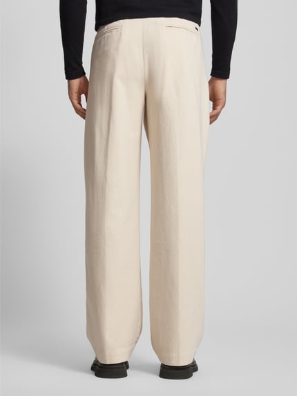 Männermodel trägt Stoffhose mit französischen Eingrifftaschen von Emporio Armani in Beige, Gerader-Schnitt, reine Baumwolle, Ganzkörperansicht Rückansicht.