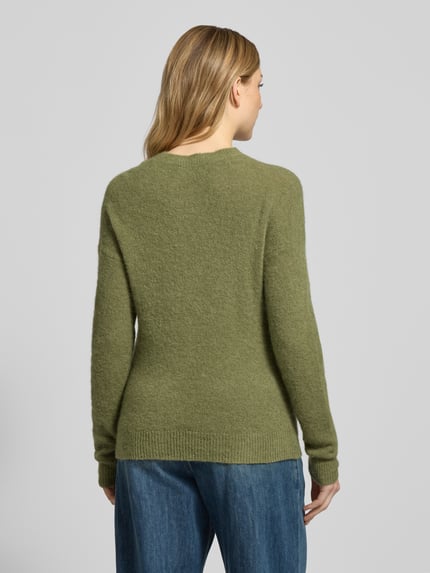 Vrouwenmodel draagt Strickpullover met ronde hals 'Festina Hope' van MSCH Copenhagen in olijfgroen, regular fit, materiaal-mix met alpaka, volledige rugaanzicht.