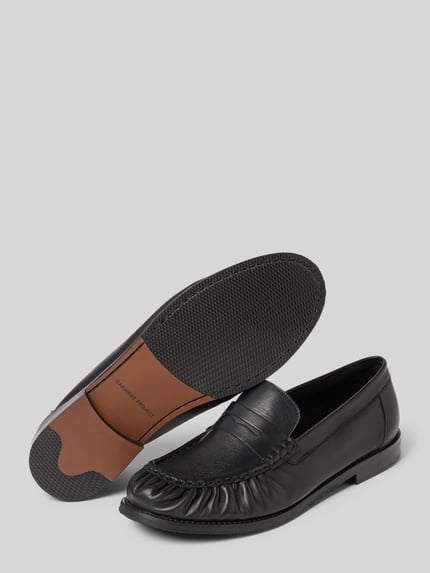 Produktfoto, schwarze Loafers aus Leder Modell 'CHARLIE' von Garment Project mit abgerundeter Spitze und Schlupfform, glatte Textur, braune Sohle, Größe 44: Absatzhöhe 2 cm, Schafthöhe 7 cm, Schaftweite 13 cm