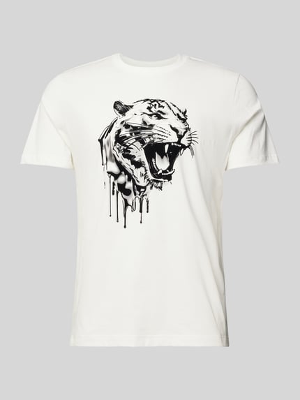Männermodel trägt T-Shirt mit Label-Detail von Antony Morato, reine Baumwolle, Regular Fit, Weiß mit schwarzem Tigerprint, Nahaufnahme Oberkörper.