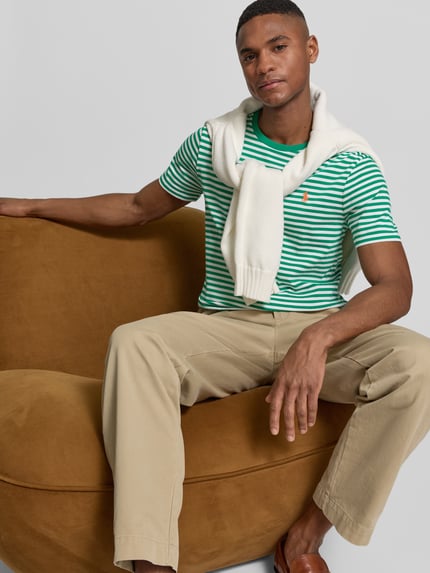 Männermodel trägt Slim Fit T-Shirt aus reiner Baumwolle von Polo Ralph Lauren, look: effen, tweekleurige look, pasvorm: slim fit, logodetail, ronde hals, korte mouw, rechte mouwboord, rechte rompzoom, materiaalverwerking: jersey, puur katoen, ganzkörperansicht von vorne