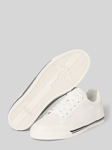 Produktfoto, weißer Sneaker mit Prägung Modell 'misto ice' von JOOP! SHOES, abgerundete Form, Lochmuster, strukturierte Sohle, Label-Detail
