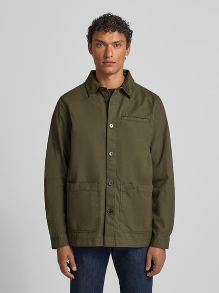 Męski model nosi Regular Fit Hemdjacke aus reiner Baumwolle od Barbour, efekt: jednolity kolor, wpuszczane kieszenie, bawełna, Ganzkörperansicht von vorne.