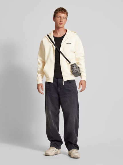 REVIEW Sweatjacke mit Label-Print Ecru 1