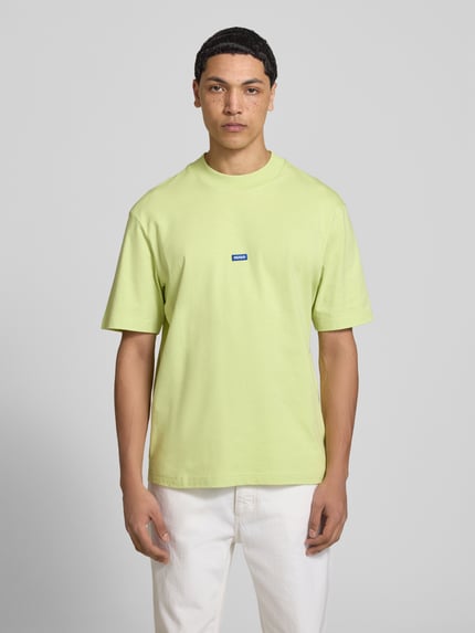 Męski model nosi Regular Fit T-Shirt aus reiner Baumwolle Modell 'NIEROS' von Hugo Blue, jednolity, logo, okrągły dekolt, krótkie rękawy, bawełna, widok całej sylwetki z przodu.
