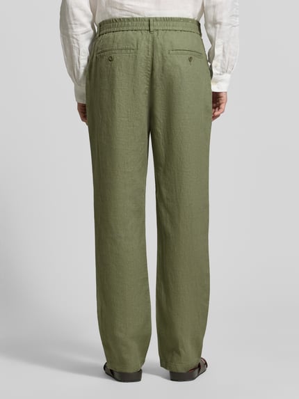 Männermodel trägt Regular Fit Leinenhose mit elastischem Bund von Gant in Olivgrün, reine Leinen, Ganzkörperansicht Rückansicht. Bundweite 44 cm, Innenbeinlänge 80 cm, Schnürung.