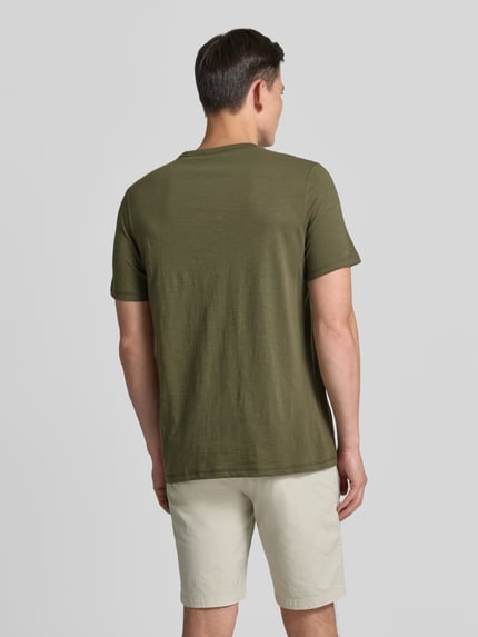 Mannenmodel draagt Regular Fit T-Shirt uit zuivere katoen model 'TEGOOD' van BOSS Orange, effen groen, logo-print, ronde hals, korte mouwen, context: heren T-shirt, volledige katoenen materiaal, rugaanzicht volledige lichaam.