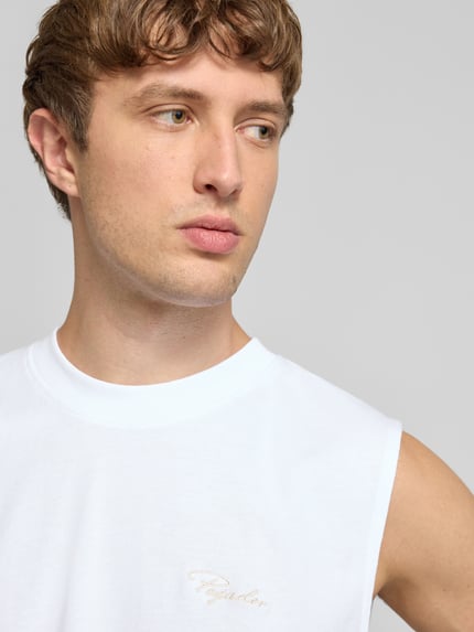Männermodel trägt Tanktop mit Label-Stitching und Rundhalsausschnitt von Pegador aus Reine Baumwolle im Relaxed-Fit, Nahaufnahme Oberkörper.