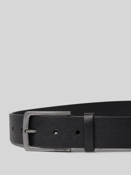 Produktfoto, Gürtel aus echtem Büffelleder von Calvin Klein in schwarzer Lederoptik mit Dornschließe, genarbte Struktur, Label-Prägung.