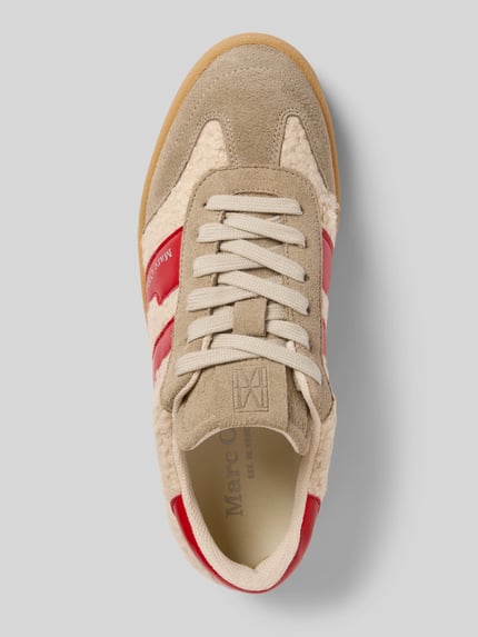 Produktfoto, Low Top Sneaker mit Rindsleder-Anteil von Marc O'Polo in Beige, Rot und Weiß, unifarben, strukturierte Sohle, Label-Prägung, Glatt- und Veloursleder, Teddyfell, runde Schuhspitze, flacher Absatz, Schnürung.