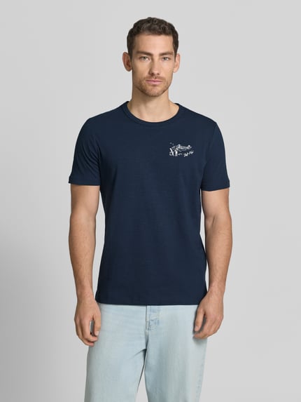 Männermodel trägt Regular Fit T-Shirt aus reiner Baumwolle von s.Oliver RED LABEL, look: effen, pasvorm: regular fit, motiefprint, korte mouw, puur katoen, Ganzkörperansicht von vorne.
