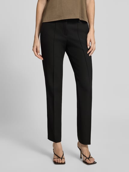 Frauenmodel trägt Slim Fit Hose aus Webware mit Bügelfalten Modell 'SARAH' von CAMBIO in Schwarz, Damen Schmale Hose, Nahaufnahme Oberkörper.