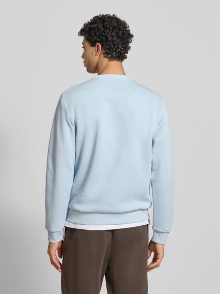 Männermodel trägt Sweatshirt mit gerippten Abschlüssen Modell 'BRADLEY' von Jack & Jones, hellblau, Baumwoll-Mix, Rückenansicht Ganzkörperansicht.