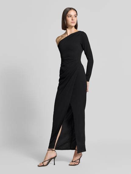 Vrouwenmodel draagt avondjurk im One-Shoulder-Look met plooien van Lipsy in zwart, nauw aansluitend model, Materiaalmix met stretch, loopsplit, maxi-jurk, Ganzkörperansicht van voren. Ruglengte maat 36: 139 cm, borstwijdte: 33 cm, mouwlengte: 60 cm.