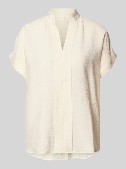 Produktfoto, Regular Fit Bluse aus Viskose-Mix mit V-Ausschnitt von Christian Berg Woman, elfenbeinfarbene glatte Textur, Stehkragen, Rückenteil länger, Rückenlänge bei Größe 36: 72 cm, Ärmellänge bei Größe 36: 28 cm