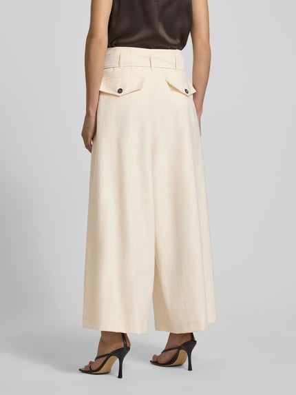 Vrouwenmodel draagt Regular Fit Weite Hose mit Bindegürtel Modell 'LEGENDA' van MAX&Co., high waist, uni melange twill, achteraanzicht.