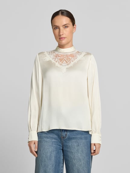 Vrouwenmodel draagt Regular fit blouse met lange mouwen uit pure viscose van Jake*s Collection in crème met kanten detail, vooraanzicht bovenlichaam.