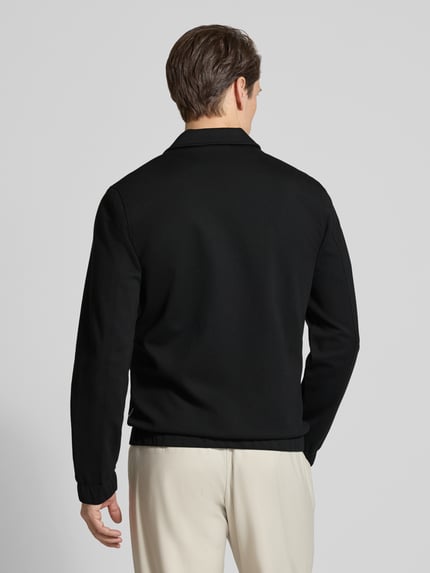 Männermodel trägt Jacke mit Umlegekragen und Reißverschluss von Lindbergh, Regular-Fit, Material-Mix mit Viskose-Anteil, Ganzkörperansicht Rückansicht